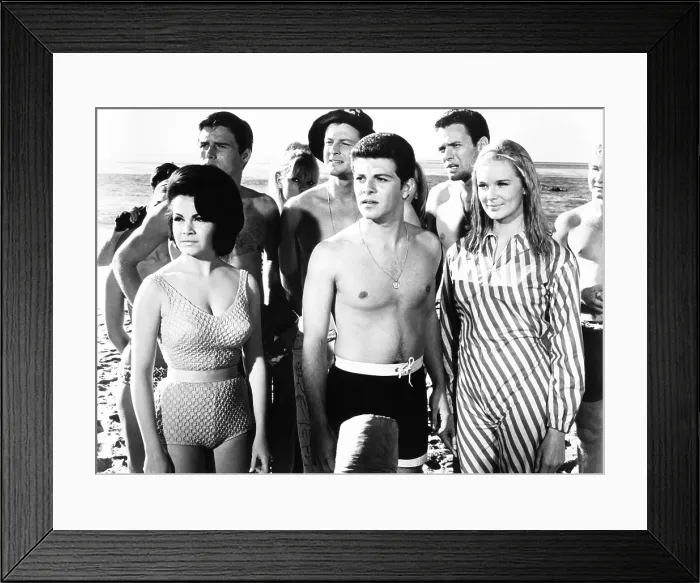 Framed Print : BEACH BLANKET BINGO, front from left: Annette Funicello, Frankie Avalon, Linda Evans, Jody McCrea (rear hat), 1965