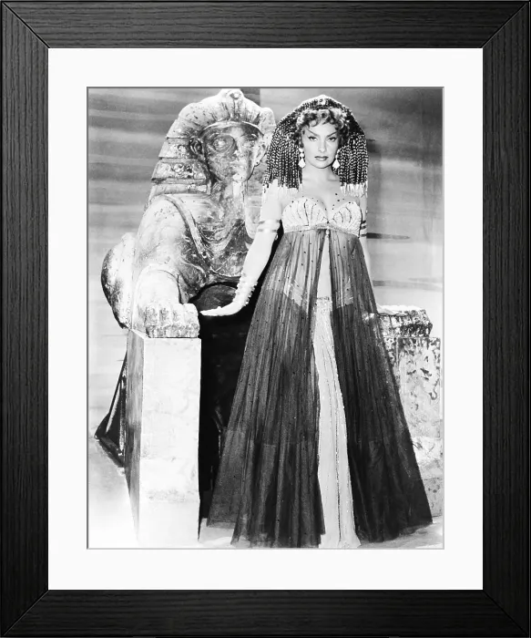 Framed Print : BEAUTIFUL BUT DANGEROUS, (aka LA DONNA PIU BELLA DEL MONDO), Gina Lollobrigida, 1955