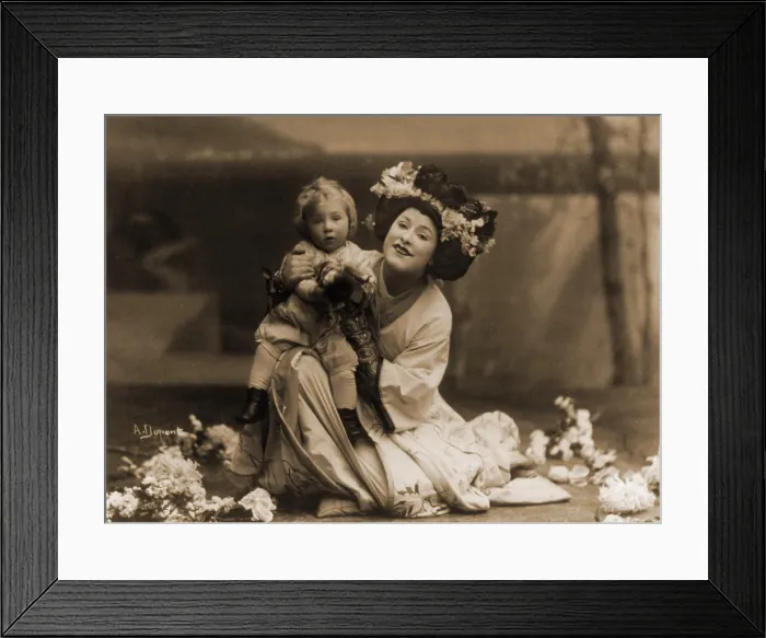 Framed Print : Geraldine Farrar (1882-1967), kneeling child on knee, in role of Cio-Cio San in Puccini's opera, MADAME BUTTERFLY. 1908
