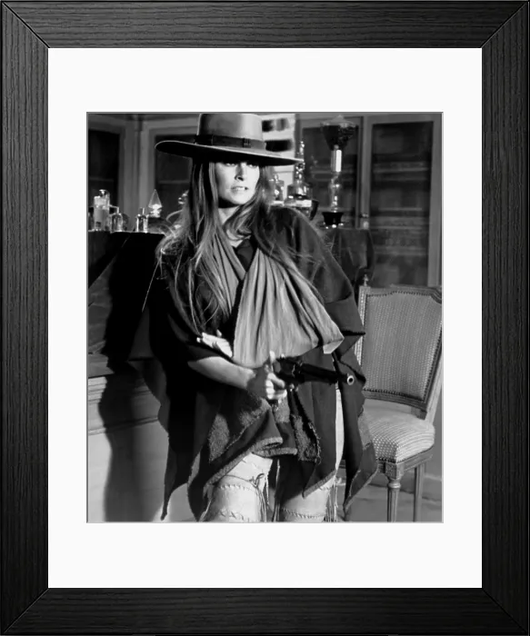 Framed Print : HANNIE CAULDER, Raquel Welch, 1971 Framed Print : HANNIE CAULDER, Raquel Welch, 1971
