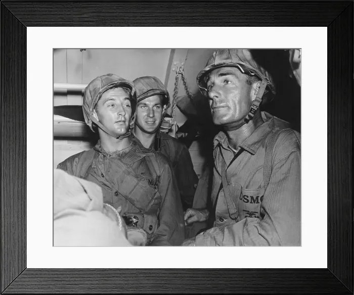 Framed Print : GUNG HO!, front from left: Robert Mitchum, Randolph Scott, 1943