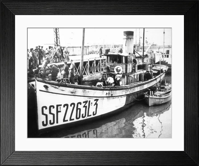 Framed Print : SPAIN. Pasajes de San Juan. Spanish Civil War (1936-1939). Fishing boat at the servixce of the Basque government. AISA / Everett Collection (95561)**US SALES ONLY**