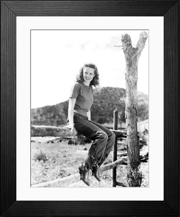 Framed Print : GUNFIGHTERS, Barbara Britton, on location in Arizona, autumn 1946 Framed Print : GUNFIGHTERS, Barbara Britton, on location in Arizona, autumn 1946