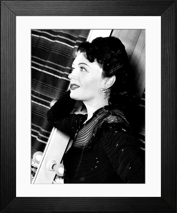 Framed Print : HI DIDDLE DIDDLE, Pola Negri, on-set, April 1943 Framed Print : HI DIDDLE DIDDLE, Pola Negri, on-set, April 1943