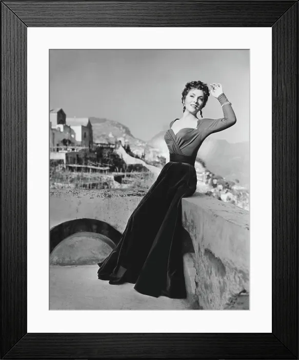 Framed Print : BEAT THE DEVIL, Gina Lollobrigida on location in Italy, 1953