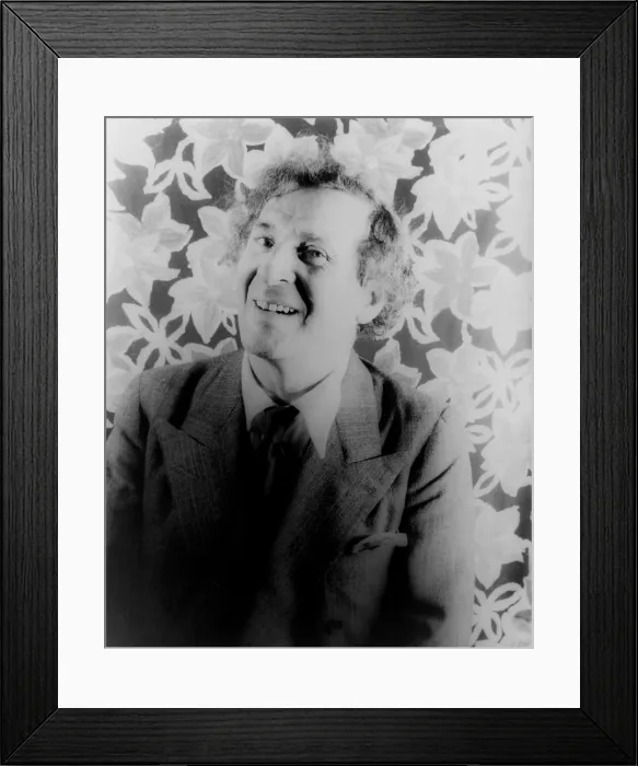 Framed Print : Marc Chagall (1887-1985), Jewish Russian-born painter, left Russian in 1923 for Western European. He emigrated to America to escape Nazi persecution Framed Print : Marc Chagall (1887-1985), Jewish Russian-born painter, left Russian in 1923 for Western European. He emigrated to America to escape Nazi persecution