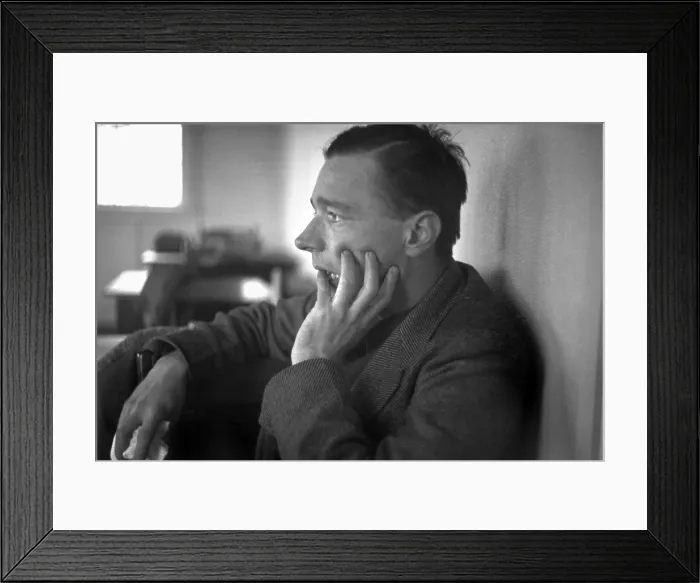 Framed Print : Walker Evans (1903-1975), profile, hand up to face, American photographer, photograph by Edwin Locke, February, 1937 Framed Print : Walker Evans (1903-1975), profile, hand up to face, American photographer, photograph by Edwin Locke, February, 1937