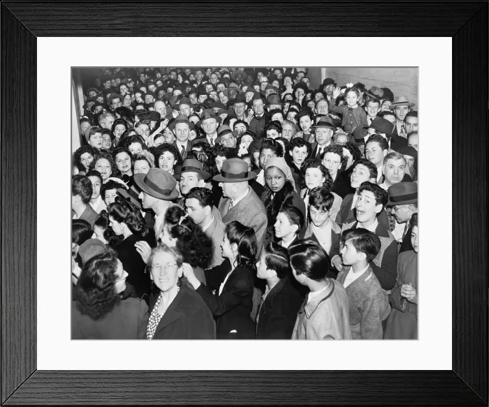 Framed Print : New Yorkers line up by the thousands waiting to be vaccinated at the Department of Health during a smallpox scare in April 1947 Framed Print : New Yorkers line up by the thousands waiting to be vaccinated at the Department of Health during a smallpox scare in April 1947