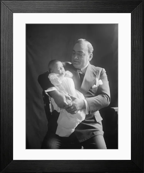 Framed Print : Enrico Caruso (1873-1921), holding his baby daughter, Gloria. 1919