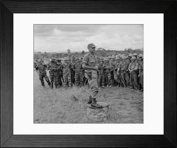 Framed Print : Vietnam War. Brigadier General Willard Pearson of the 101st Airborne Brigade briefs troops on the forthcoming Operation Eagle Bait