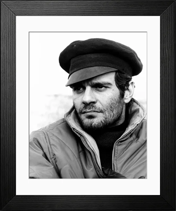 Framed Print : DOCTOR ZHIVAGO, Omar Sharif, on-set, 1965 Framed Print : DOCTOR ZHIVAGO, Omar Sharif, on-set, 1965