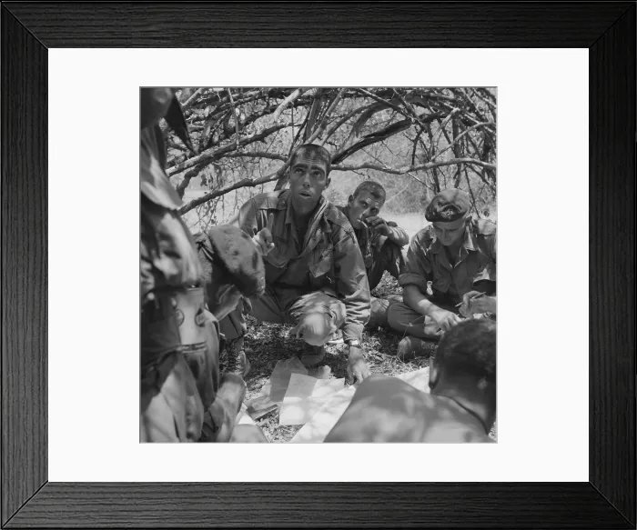 Framed Print : Vietnam War. A First Lieutenant of US Army Recondos gives instructions to his squad leaders in Phan Rang, South Vietnam