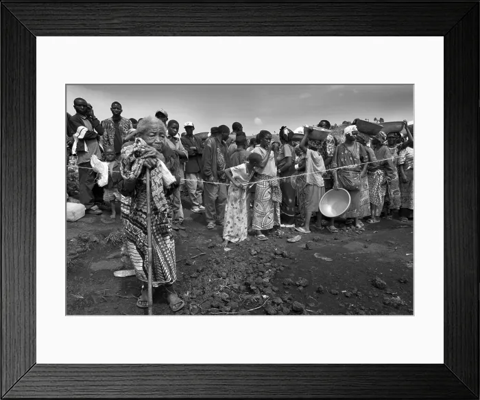 Framed Print : CONGO, Democratic Republic of the. NORTH KIVU. Democratic Republic of the Congo (2008). Kivu Conflict. Refugee camp of Mugunga I (20000 people). Food sharing Framed Print : CONGO, Democratic Republic of the. NORTH KIVU. Democratic Republic of the Congo (2008). Kivu Conflict. Refugee camp of Mugunga I (20000 people). Food sharing