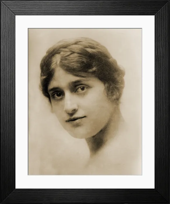 Framed Print : Alma Gluck, (1884-1938), Romanian-born American singer, made her debut at New York's, the Metropolitan Opera 1909. In 1914 she married the violinist Efrem Zimbalist. Ca. 1915 Framed Print : Alma Gluck, (1884-1938), Romanian-born American singer, made her debut at New York's, the Metropolitan Opera 1909. In 1914 she married the violinist Efrem Zimbalist. Ca. 1915