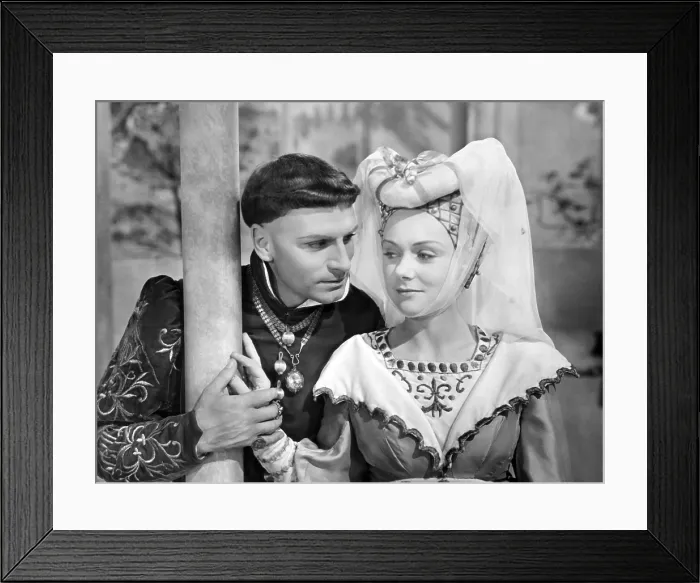 Framed Print : HENRY V, Laurence Olivier, Renne Asherson, 1944