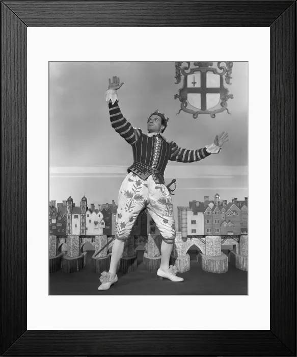 Framed Print : HENRY V, Laurence Olivier, 1944 Framed Print : HENRY V, Laurence Olivier, 1944