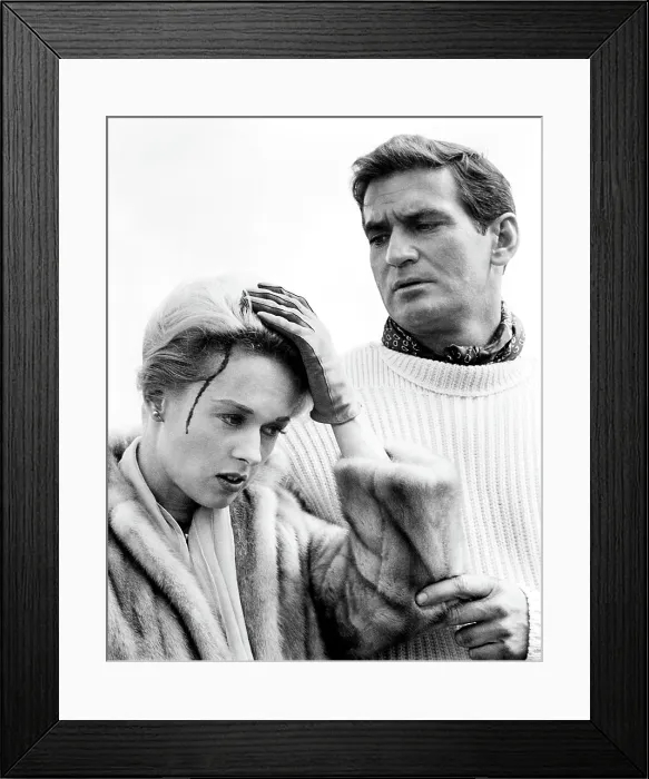 Framed Print : THE BIRDS, Tippi Hedren, Rod Taylor, 1963 Framed Print : THE BIRDS, Tippi Hedren, Rod Taylor, 1963