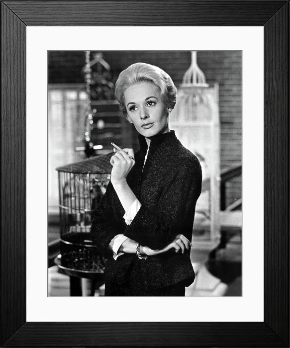 Framed Print : THE BIRDS, Tippi Hedren, 1963 Framed Print : THE BIRDS, Tippi Hedren, 1963