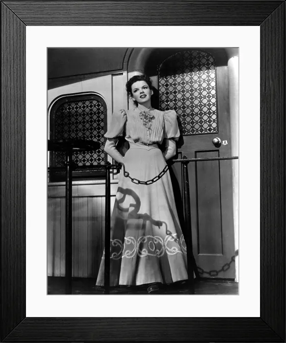 Framed Print : THE HARVEY GIRLS, Judy Garland, 1946