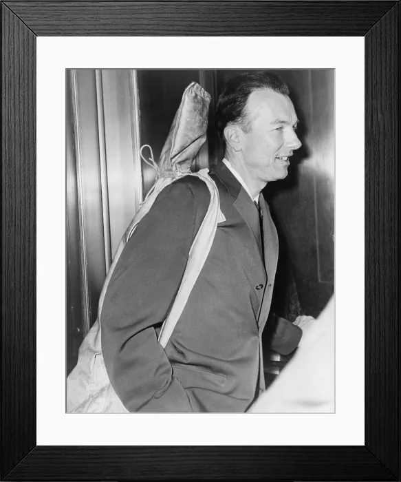 Framed Print : Pete Seeger (b. 1919) arrives at Federal Court with his guitar over his shoulder