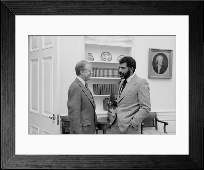 Framed Print : CBS reporter Ed Bradley 1941-2006 interviewing President Jimmy Carter at the White house Framed Print : CBS reporter Ed Bradley 1941-2006 interviewing President Jimmy Carter at the White house