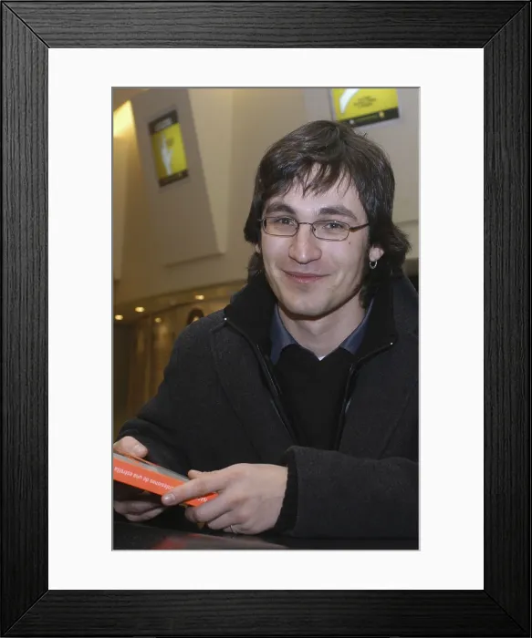 Framed Print : BARBADavid (1973). Journalist. 2004. Oscar Elias / AISA / Everett Collection (184178)**US SALES ONLY**