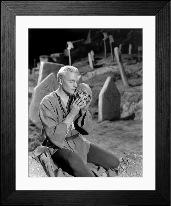 Framed Print : HAMLET, Laurence Olivier, 1948 Framed Print : HAMLET, Laurence Olivier, 1948