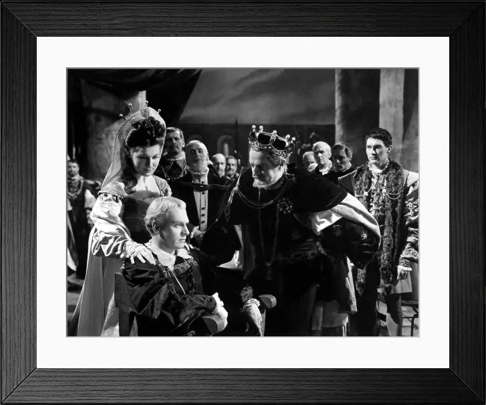 Framed Print : HAMLET, Eileen Herlie, Laurence Olivier, Basil Sydney, 1948