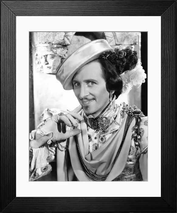 Framed Print : HAMLET, Peter Cushing, 1948