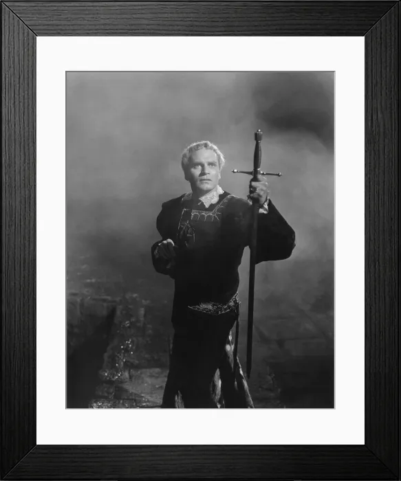 Framed Print : HAMLET, Laurence Olivier, 1948 Framed Print : HAMLET, Laurence Olivier, 1948