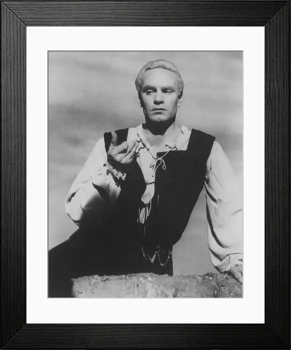 Framed Print : HAMLET, Laurence Olivier, 1948 Framed Print : HAMLET, Laurence Olivier, 1948