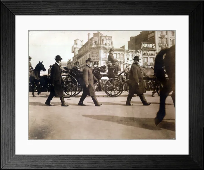 Framed Print : Theodore Roosevelt in carriage on Pennsylvania Avenue on way to Capitol, March 4, 1905 is flanked by officers of the Secret Service Framed Print : Theodore Roosevelt in carriage on Pennsylvania Avenue on way to Capitol, March 4, 1905 is flanked by officers of the Secret Service