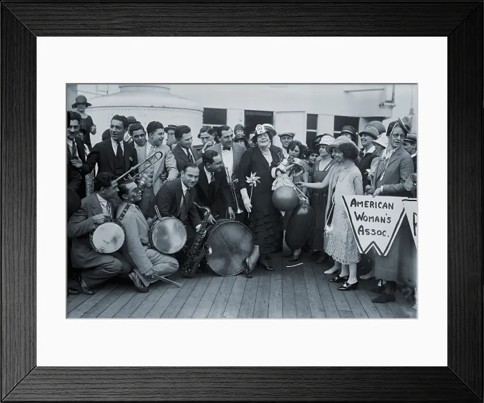 Framed Print : Marie Dressler (1868-1934), Canadian born comedienne and character actress posing with the American Woman's Association in 1925