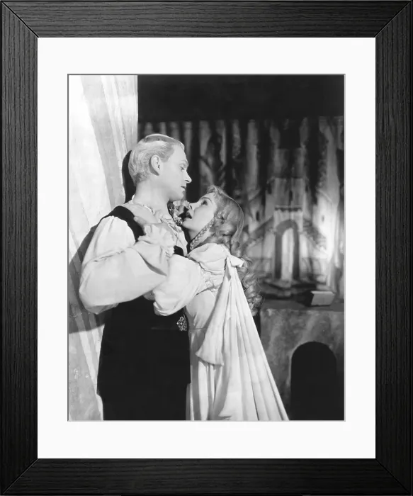 Framed Print : HAMLET, from left: Laurence Olivier, Jean Simmons, 1948