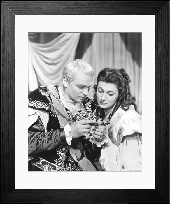 Framed Print : HAMLET, from left: Laurence Olivier, eileen Herlie, 1948