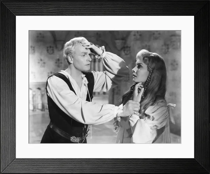 Framed Print : HAMLET, from left: Laurence Olivier, Jean Simmons, 1948