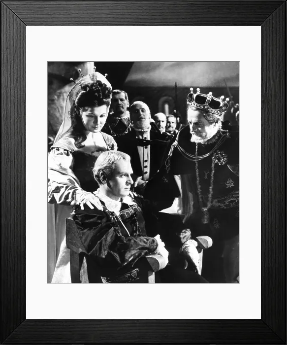 Framed Print : HAMLET, from left: Eileen Herlie, Laurence Olivier, Basil Sydney, 1948