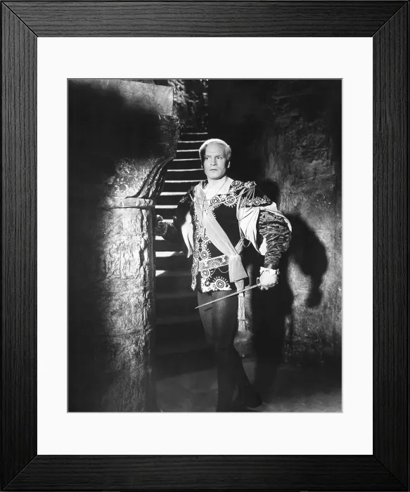 Framed Print : HAMLET, Laurence Olivier, 1948 Framed Print : HAMLET, Laurence Olivier, 1948