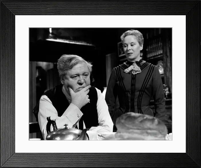 Framed Print : HOBSON'S CHOICE, Brenda de Banzie, Charles Laughton, 1954