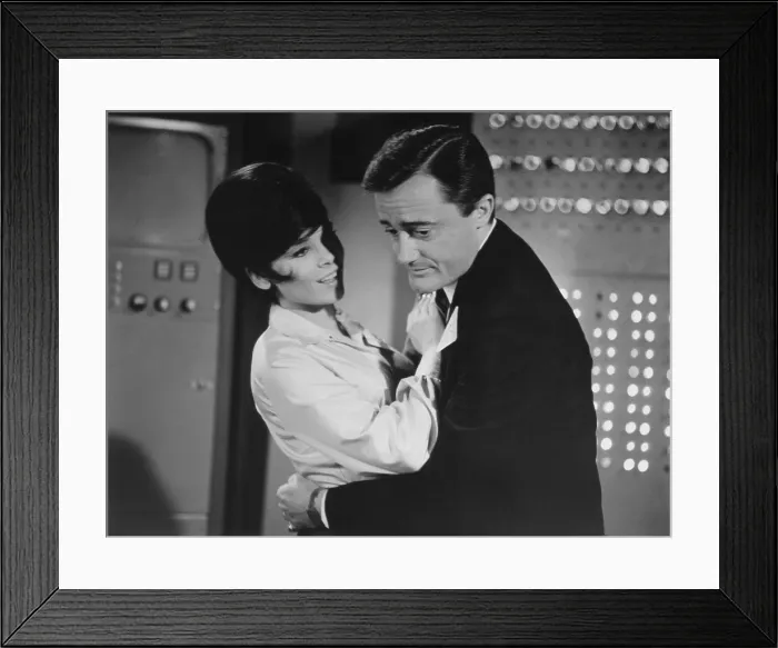 Framed Print : ONE OF OUR SPIES IS MISSING, from left: Yvonne Craig, Robert Vaughn, 1966