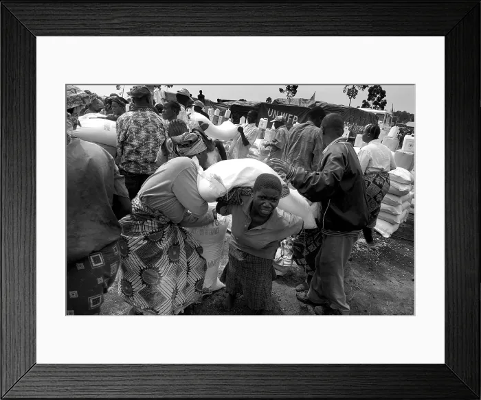 Framed Print : CONGO, Democratic Republic of the. NORTH KIVU. Democratic Republic of the Congo (2008). Kivu Conflict. Refugee camp of Mugunga I (20000 people). Food sharing Framed Print : CONGO, Democratic Republic of the. NORTH KIVU. Democratic Republic of the Congo (2008). Kivu Conflict. Refugee camp of Mugunga I (20000 people). Food sharing