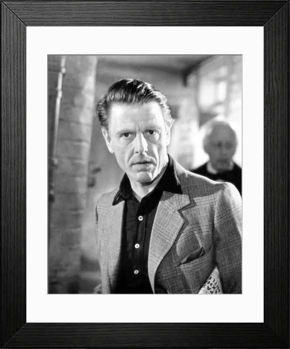 Framed Print : THE DRESSER, Edward Fox, 1983, Columbia / courtesy Everett Collection