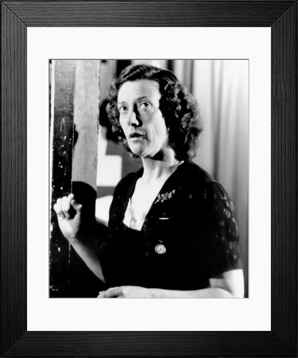 Framed Print : THE DRESSER, Eileen Atkins, 1983, Columbia / courtesy Everett Collection