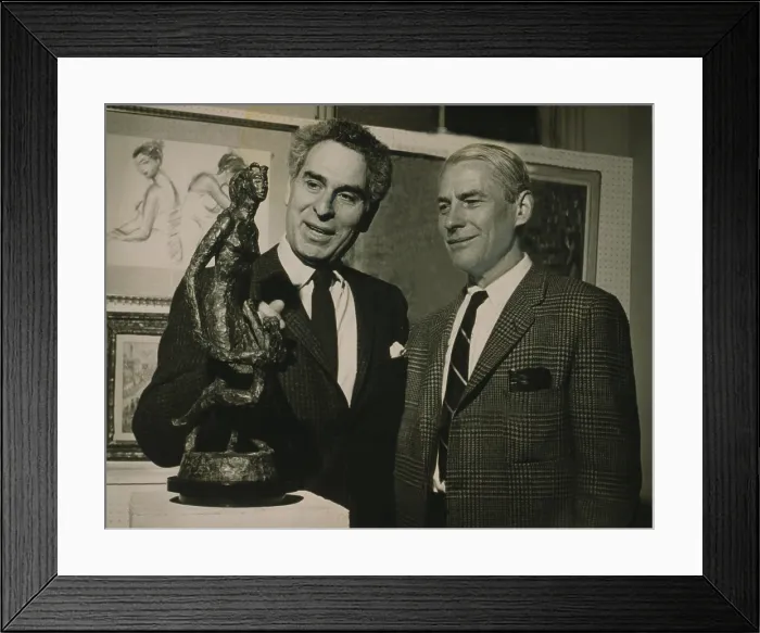 Framed Print : Willem de Kooning (1904-1997) examining a sculpture with Chaim Gross (1904-1991) in an art gallery in 1959 Framed Print : Willem de Kooning (1904-1997) examining a sculpture with Chaim Gross (1904-1991) in an art gallery in 1959