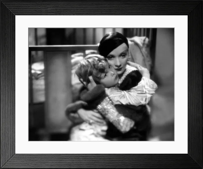 Framed Print : BLONDE VENUS, Dickie Moore, Marlene Dietrich, 1932