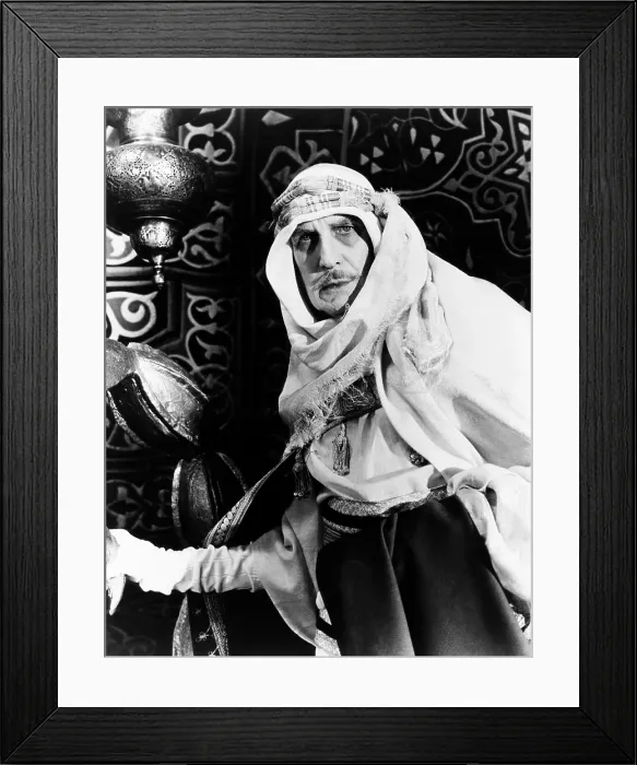 Framed Print : DR. PHIBES RISES AGAIN, Vincent Price, 1972