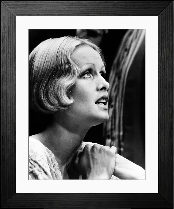 Framed Print : THE BOY FRIEND, Twiggy, 1971 Framed Print : THE BOY FRIEND, Twiggy, 1971