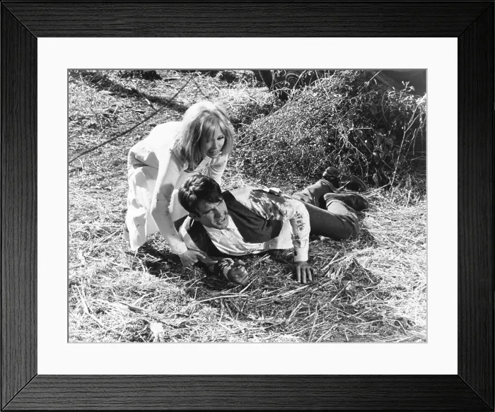 Framed Print : BONNIE AND CLYDE, from left: Faye Dunaway, Warren Beatty, 1967