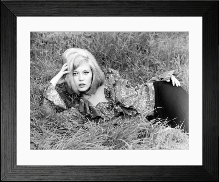 Framed Print : BONNIE AND CLYDE, Faye Dunaway, 1967 Framed Print : BONNIE AND CLYDE, Faye Dunaway, 1967