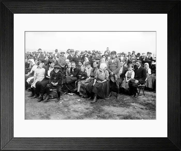 Framed Print : European immigrants arriving at Ellis Island, ca. 1907